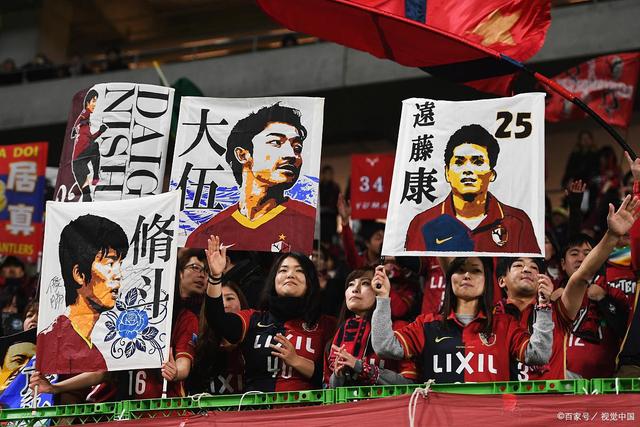 勒沃库森久违公开训练 数千球迷到场围观
